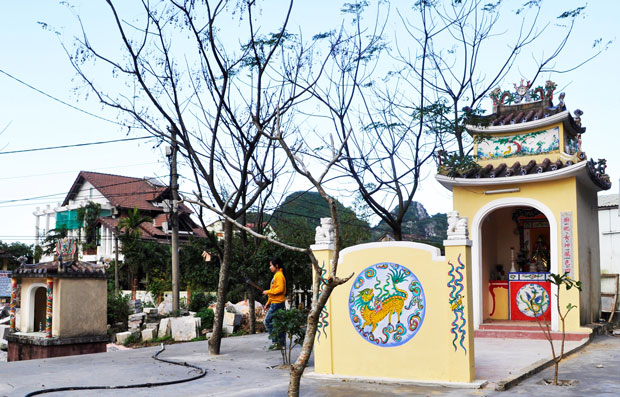 Miếu (ảnh trái) và tượng Bà Chúa Ngọc ở tổ 1, làng Sơn Thủy, phường Hòa Hải, quận Ngũ Hành Sơn.
