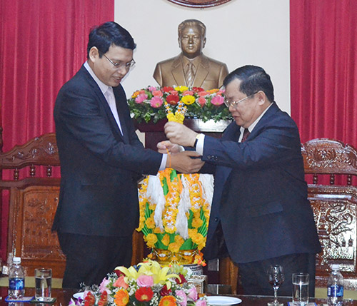 Vice Chairman Minh (left) and the Laotian Consul General, Mr Phommaseng Khamsene