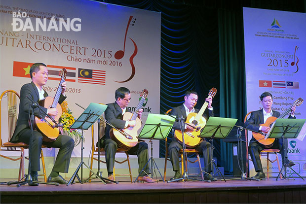 Nhóm DNGQ biểu diễn tại “Danang International Guitar Concert 2015” nhận được sự tán thưởng nồng nhiệt của khán giả.