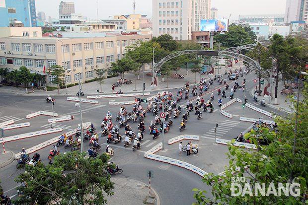 Lắp đặt hệ thống camera giám sát góp phần bảo đảm an ninh đường phố Lắp đặt hệ thống camera giám sát góp phần bảo đảm an ninh đường phố và trật tự an toàn giao thông. . 	           								        Ảnh: ĐẮC MẠNH