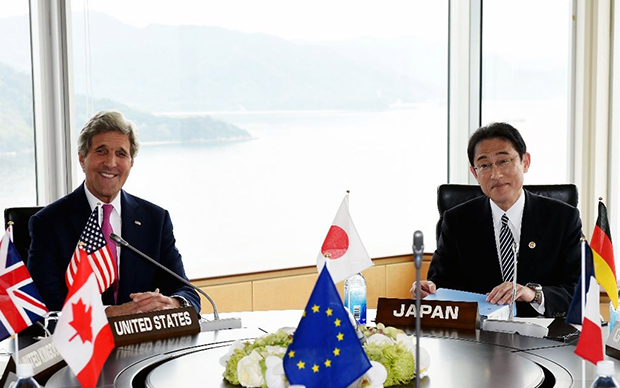 Ngoại trưởng Mỹ John Kerry (trái) gặp gỡ người đồng cấp Nhật Bản Fumio Kishida tại Hiroshima. 	                   Ảnh: AFP