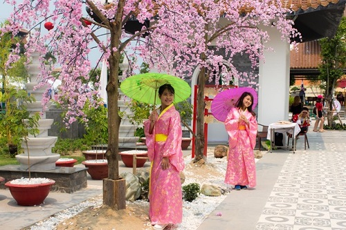 Kimono wearers posing for souvenir photos (Photo: http://news.zing.vn)