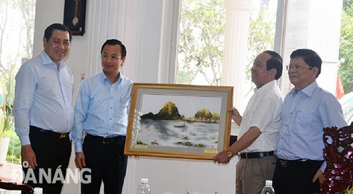 Secretary Anh (second left) presenting a gift to the Suoi Tien Group representative (second right)