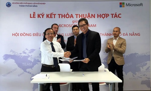 Coordination Council’s President Khuong (left) and a Microsoft Viet Nam representative at the signing ceremony  