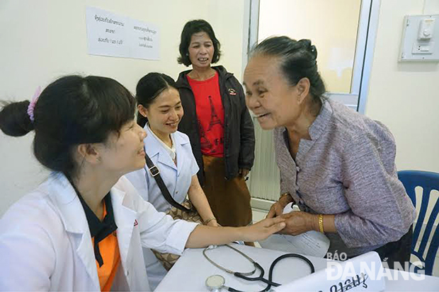 Bác sĩ khám bệnh cho bệnh nhân huyện Kaisone Phomvihanh, tỉnh Savannakhet (Lào).