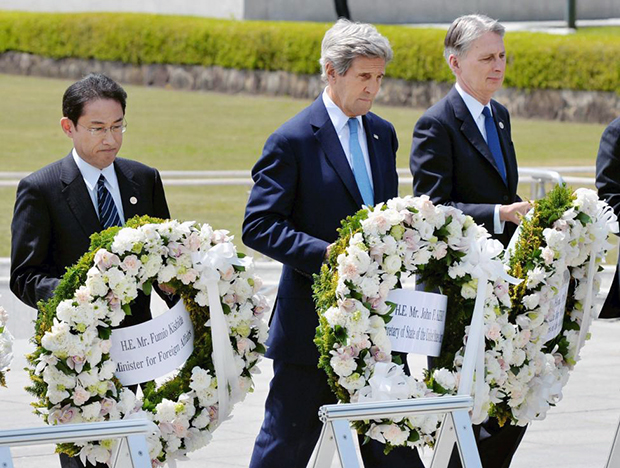 Ngoại trưởng Nhật Bản Fumio Kishida (trái), Ngoại trưởng Mỹ John Kerry (giữa) và Ngoại trưởng Anh Philip Hammond thăm Công viên và Bảo tàng tưởng niệm hòa bình Hiroshima.                    Ảnh: Reuters