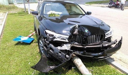 The front of the BMW 730Li was heavily damaged as it struck a street sign on Nhu Nguyet Street, Hai Chau District, Da Nang during a roadshow held by a Ho Chi Minh City-based dealer on April 10, 2016. Otofun/PDK