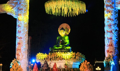 The statue stands 2.54 meters tall, weighs approximately four tonnes, and sits on a solid alabaster throne. Tuoi Tre