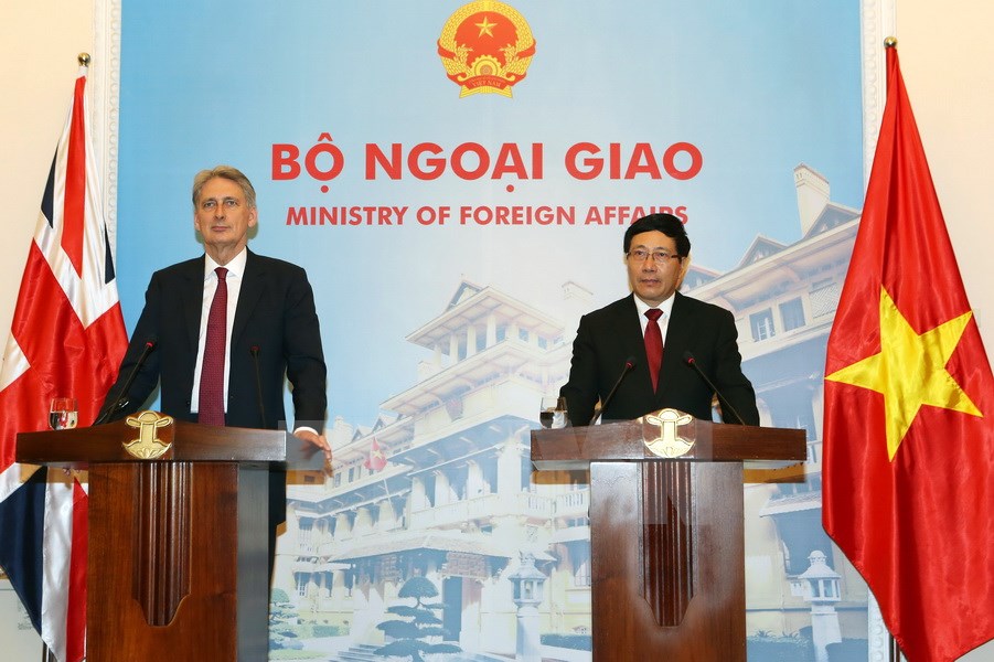 Phó Thủ tướng, Bộ trưởng Ngoại giao Phạm Bình Minh và Bộ trưởng Ngoại giao Anh Philip Hammond gặp gỡ báo chí sau hội đàm. (Ảnh: Nguyễn Khang/TTXVN)