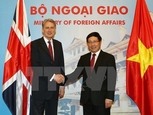 Deputy Prime Minister and Foreign Minister Pham Binh Minh (R) and UK Foreign Secretary Philip Hammond (Photo: VNA)