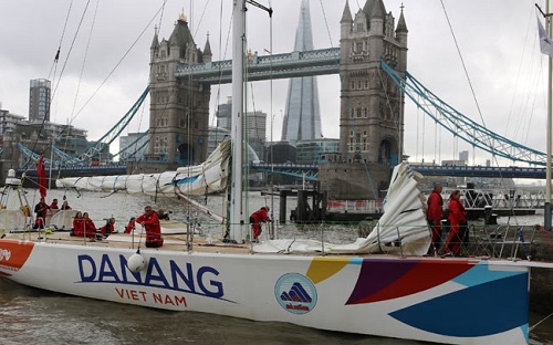 The Da Nang-Viet Nam yacht team casts off under Tower Bridge in London to compete in the Clipper 2015-16 Round the World Yacht Race. (Photo: courtesy of Da Nang People's Committee)