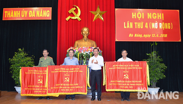 Bí thư Thành ủy Nguyễn Xuân Anh tặng cờ của Ban Chấp hành Đảng bộ thành phố cho 3 tổ chức cơ sở Đảng đạt thành tích xuất sắc giai đoạn 2010-2015.                           Ảnh: VIỆT DŨNG