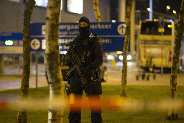 Cảnh sát tuần tra bên ngoài sân bay Schiphol. 			                   Ảnh: AFP