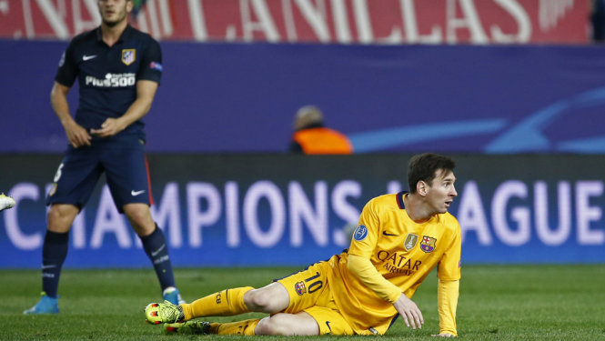 Messi bất lực trước hàng phòng ngự số đông của Atletico. Ảnh: Reuters