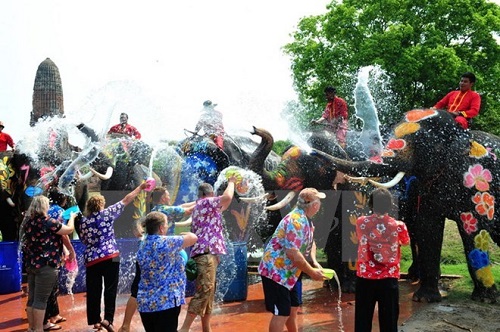 Elephants spray water to welcome visitors on Songkran New Year festival in Thailand (Photo: Xinhua/VNA)