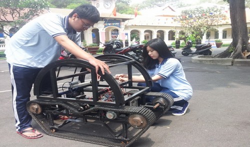 Nguyen Hoang Ngan (L) and Pham Thanh Truc work on their TN98 all-terrain wheelchair. Tuoi Tre