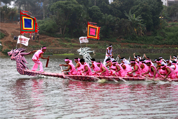 Bơi chải – nét đặc trưng trong phần hội tại lễ hội đền Hùng 2016.  Ảnh: Phương Thanh (Báo Phú Thọ)