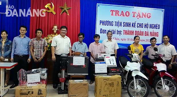 Thành Đoàn Đà Nẵng trao phương tiện sinh kế cho các hộ nghèo trên địa bàn quận Hải Châu vào tháng 6-2015.