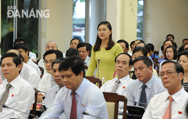 Đại biểu trẻ Cao Thị Huyền Trân phát biểu chất vấn tại một kỳ họp HĐND thành phố.