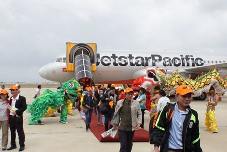 An Aircraft Aibus A-320 of Jetstar Pacific Airlines lands in Da Nang International Airport. (Photo: VNA)