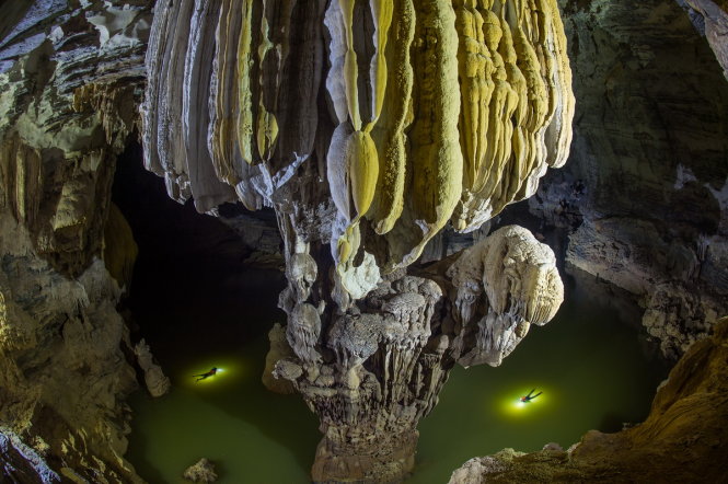 Hình hang Ken (thuộc hệ thống hang Tú Làn, tỉnh Quảng Bình, Việt Nam). Một cột thạch nhũ khổng lồ đổ thẳng từ nóc hang xuống dòng sông chảy dưới chân hang. Đây là hang nước, cách di chuyển duy nhất để vào tới cột thạch nhũ này là du khách bơi khoảng 1km - Ảnh: Thuận Thắng