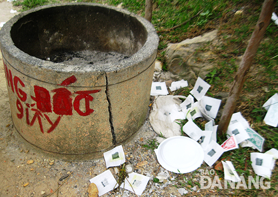 Mỗi năm Nghĩa trang Hòa Sơn mất gần 300 triệu đồng cho việc thu dọn vệ sinh, thu gom rác thải các loại, trong đó nhiều nhất và phản cảm nhất là vàng mã. Ảnh: V.T.L
