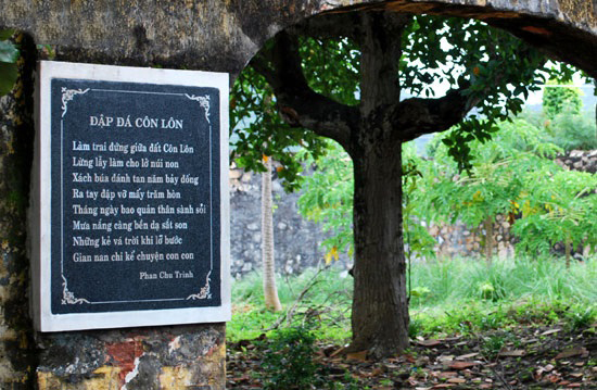 Bài thơ Đập đá Côn Lôn được khắc trên bia dựng tại khu đập đá của tù khổ sai.(Ảnh Internet)