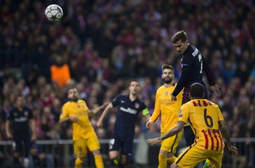Griezmann (người bật cao) khiến Barca loại khỏi UEFA Champions League.  Nguồn: Thethaovanhoa.vn