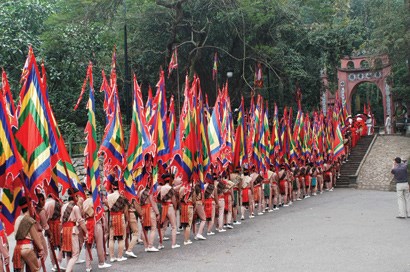 A flag procession at the festival (photo: VNA)