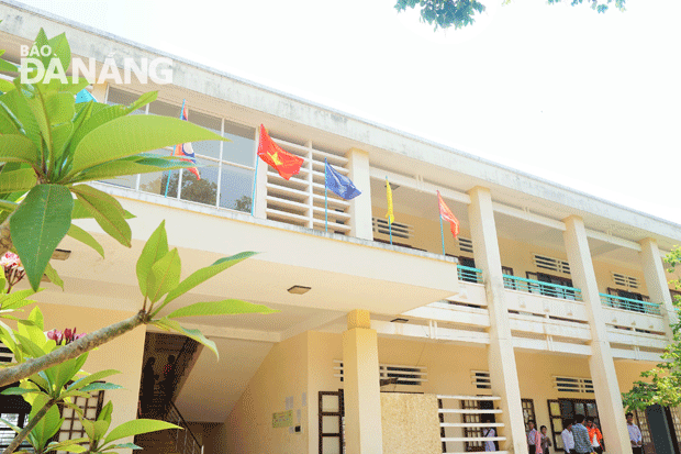 Giữa nắng gió xứ Lào, cờ Việt Nam phấp phới bay trên đỉnh dãy phòng học trị giá hơn 7 tỷ đồng do Đà Nẵng tài trợ. Hiện tại, thành phố Đà Nẵng đang tiếp tục hỗ trợ xây tiếp một phòng học khác cho nhà trường. 