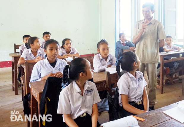 Các em học sinh lớp 6 chăm chú trong giờ học tiếng Việt của thầy giáo Phu Khong. 