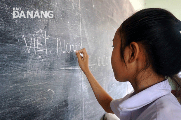 Chữ “Việt Nam”  tượng hình dưới đôi tay bé xinh của em Vi Lay Lat (12 tuổi)
