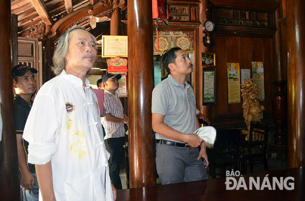 Ông Đỗ Hữu Minh (áo trắng) giới thiệu với khách về ngôi nhà cổ Tích Thiện Đường.