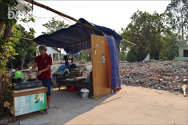 Gia đình ông Đinh Quang Tuấn sống tạm bợ trên nền đất vừa tháo dỡ nhà ở.