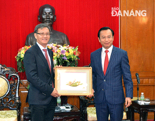 New Lao Ambassador Thongsavanh Phomvihane (left) and Secretary Anh