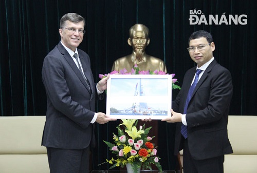 Vice Chairman Minh (right) presenting a momento to Ambassador Borrowman 