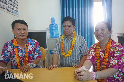 Mr Duc (left), Mrs Minh (right) and the director of the centre