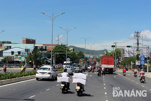 Việc tách, nhập làn diễn ra bất cập tại điểm phía bắc cầu vượt ngã ba Huế là một trong những nguyên nhân gây ra tai nạn giao thông tại đây.