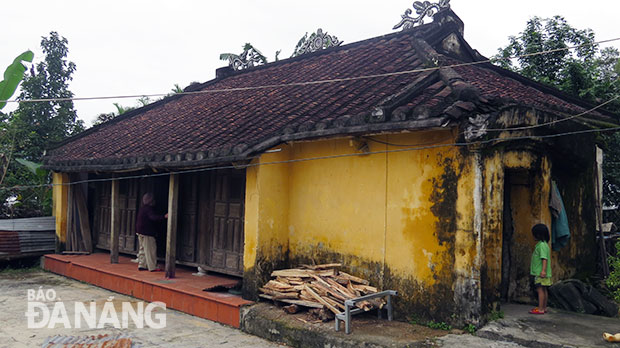 Một ngôi nhà cổ ở thôn Túy Loan Đông 2, xã Hòa Phong hiện dùng làm nơi thờ tự ông bà tổ tiên bị xuống cấp nghiêm trọng.