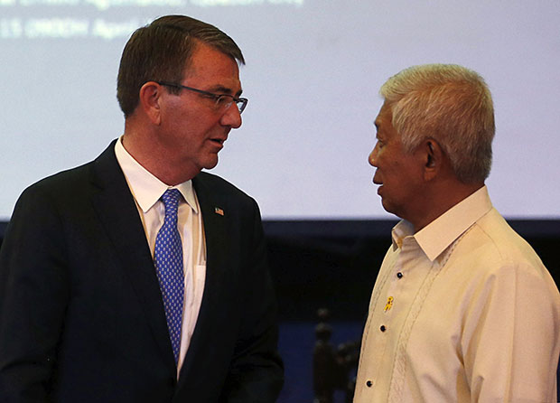 Bộ trưởng Quốc phòng Mỹ Ash Carter (trái) nói chuyện với người đồng cấp Philippines Voltaire Gazmin tại Manila. 							     Ảnh: Reuters