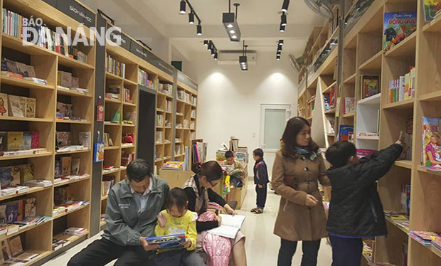 Mô hình cà-phê sách thu hút người dân đến đọc sách.  Trong ảnh: Nhiều gia đình đến Hiệu sách - Thư viện - Cà-phê của Công ty CP Green & Brown (G &B) cùng nhau đọc sách.