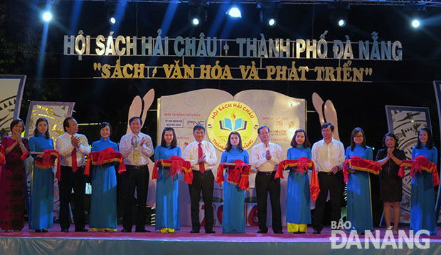 Phó Chủ tịch UBND thành phố Đặng Việt Dũng cùng các đại biểu cắt băng khai mạc Hội sách Hải Châu 2016.Ảnh: NGỌC HÀ