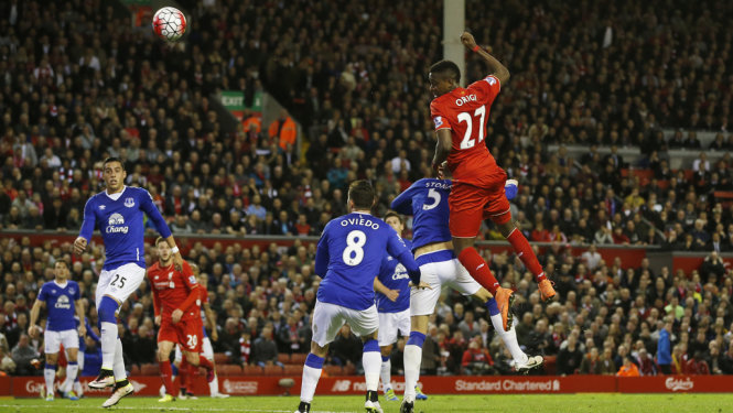 Pha đánh đầu mở tỉ số cho Liverpool của Divock Origi (áo đỏ). Ảnh: Reuters