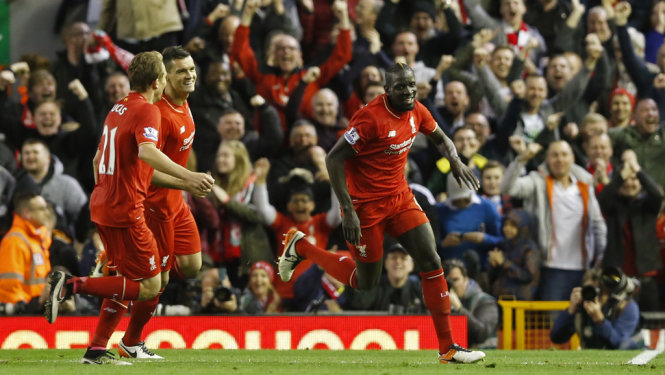 Niềm vui của Mamadou Sakho (phải) sau khi nâng tỉ số lên 2-0 cho Liverpool. Ảnh: Reuters