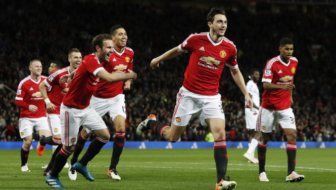 Niềm vui của các cầu thủ M.U sau khi Darmian (phải) nâng tỉ số lên 2-0. Ảnh: Reuters