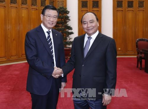 Prime Minister Nguyen Xuan Phuc shakes hands with Park Sam Koo, chairman of Kumho Asiana. (Source: VNA)