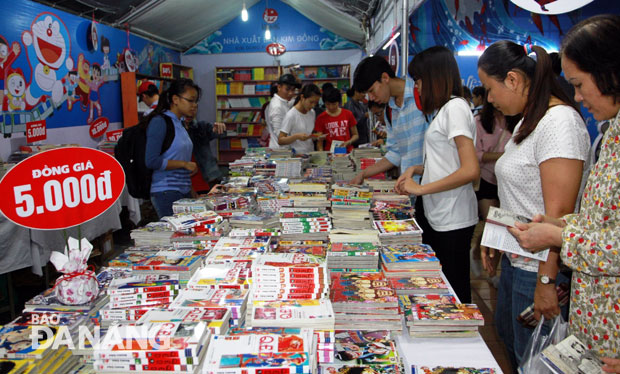 NXB Kim Đồng trưng bày truyện tranh đồng giá 5.000 đồng thu hút nhiều người tìm mua