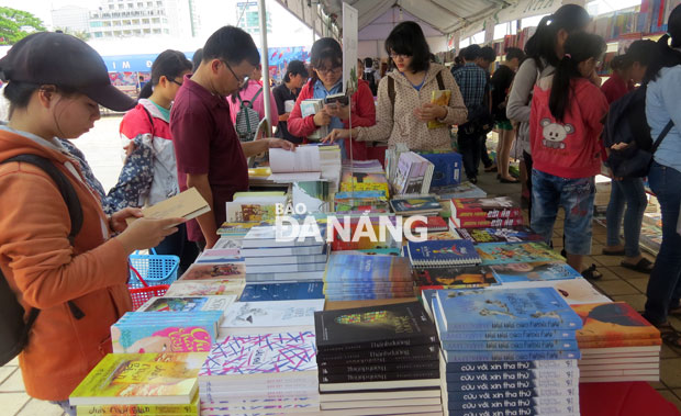 Khá đông bạn đọc chọn sách của Công ty Cổ phần Phát hành Sách thành phố Hồ Chí Minh – Fahasha, Hiệu sách Nhã Nam Đà Nẵng.