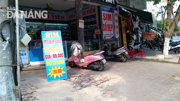 Nếu không có sự giám sát chặt chẽ, thị trường viễn thông sẽ phát sinh tình trạng thuê bao ảo, sim rác. TRONG ẢNH: Một đại lý trên đường Hoàng Diệu bán sim giá rẻ. (ảnh chụp chiều 19-4).