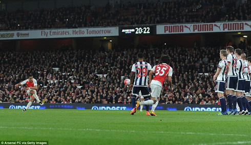 Sanchez ấn định chiến thắng 2-0 cho Arsenal bằng pha đá phạt hàng rào tinh quái.